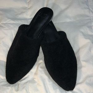 Marc Fisher size 8 black Sherpa mules